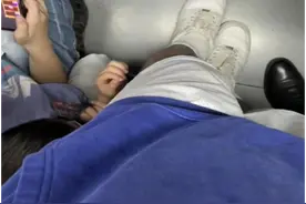 男子坐地铁，被陌生小男孩拔腿毛玩：不忍打扰，以后他也会长的图片