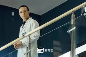 首演外科医生诠释医护群像 黄觉：演员就把戏演好 其他交给观众｜封面会客厅图片