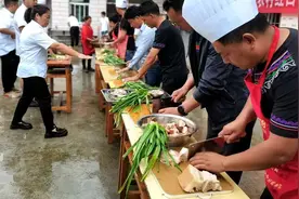 四川大凉山：摒除不良习俗 多地倡议抵制“蹲地用餐”现象图片