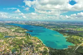 广东有个“九寨沟”？茂名昔日露天矿坑，如今已成青绿“好心湖”图片