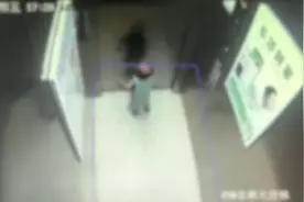 2岁男孩误独乘电梯冷静按下自家楼层 妈妈：平时会教他按电梯认家门，但还是很后怕视频封面