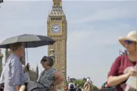 英国史上最热一天怎么过？商场蹭凉的少，泡泳池里的多图片