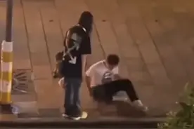 “痴情男孩”街头下跪哭求复合？当事人和家属讲述隐情图片