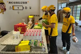 备有冰镇饮料和消暑装备，防暑驿站为骑手开启“高温保护”图片