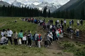 暑期新疆游火爆：游客堵在独库公路看日出，每天游玩时间超12小时，民宿老板看到了希望图片