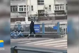 济南一男子将近20辆共享单车扔进河 运营方：单车在规定区域停放 目前已报警图片