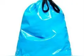 “贫穷限制了审美”？除了最贵“垃圾袋”，巴黎世家还卖过哪些奇葩单品图片