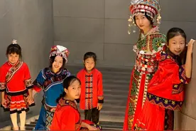 湖大学生民族变装创意视频：“升温”土家织锦技艺非遗传承图片