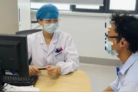 前一秒哈哈大笑，后一秒立马睡着，14岁男孩患上这种病图片