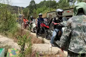 重庆救火一线，铁甲骑士在超40℃的高温中成为“逆行者”图片