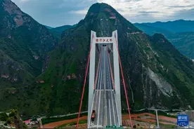 云南玉溪至楚雄高速全线通车图片