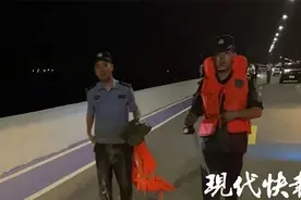 生死时刻，他们跳入湍急江流救下轻生男子图片