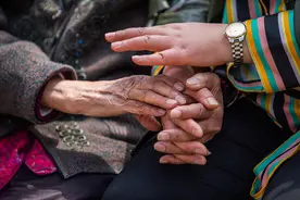 世界阿尔茨海默病日：困在时间的记忆里继续爱你图片