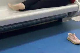 大妈横躺地铁鞋被踢出车厢，该踢走的是乘车陋习图片
