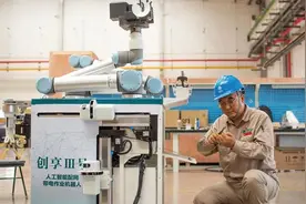 因为这身“绝活儿”，他被誉为电力抢修“活地图”图片