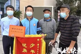 16岁少年做好事不留名，被救老人找遍全城只为说声“谢谢”图片