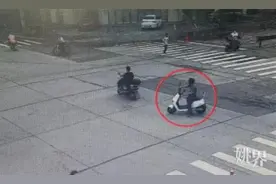 男子ATM机存钱忘记关键一步，一万元现金被“捡走”图片