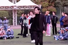 沈阳一高校军训上演时尚走秀，模特均为新生图片