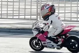 6岁小女孩骑摩托车压弯引热议 父亲：参赛不争名次 女儿感受氛围就好图片