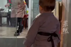 女子偷偷带宝宝回娘家，父母看着门口的外孙没有认出图片