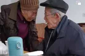 老爷爷生病子女送他去医院，老伴嚎啕大哭：我舍不得你一个人图片