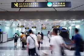 拱北海关：严厉打击跨境学童陪护家长利用豁免政策走私图片