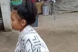 小女孩7秒连做9个后空翻 全程双手不沾地图片