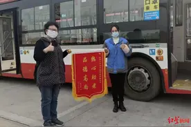 文明之灯｜92岁老人携8万元“迷路”，公交司机一个细心举动帮其回家图片
