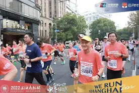 77岁大爷，10多年间跑完100多个全马图片