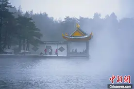 江西庐山雪后银装素裹 云雾缭绕美如画图片