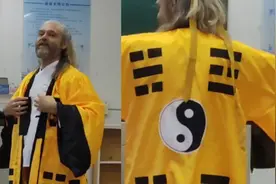 外教老师身着道服上课，学生：他痴迷中国传统文化，汉服每周都穿不重样视频封面