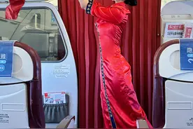 海航航空旗下首都航空举办北京特色美食“烤鸭”进客舱活动图片