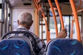 恩施官方答“限制老年公交卡出行”建议：老年人的权利，谁也不能剥夺图片