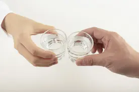 男子醉驾车祸致死，同桌4名酒友被起诉，法院：未恶意劝酒或赌酒，不担责图片