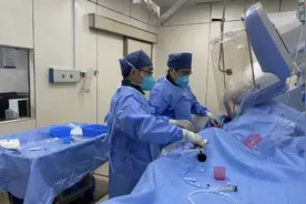 “我反正没睡，没通知的话我过来！”凌晨，医生群里的一番对话令人泪目图片