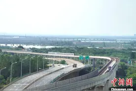 全国首条跨江地铁线开通十年运送乘客27亿乘次图片