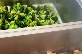 食堂阿姨感染新冠请假，HR亲自掌勺做饭：既帮老板省钱，又吃得健康图片