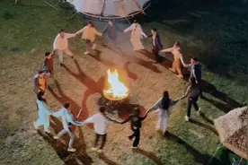 果然视频|策划团建，篝火夜话，《在希望的田野上》感受民宿风情图片