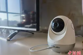 牵挂是一个小小的摄像头，孩子在这头，老人在那头…… | 睡前聊一会儿图片