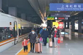 “三年了，今天我回家！”铁路上海站春运首日23万人踏上归途，这些举措很暖图片