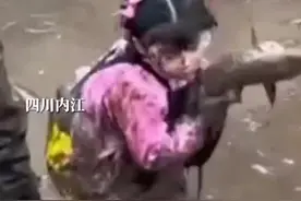 小女孩下塘捉鱼变泥娃娃图片