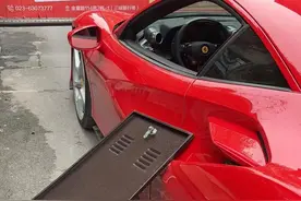 小区道闸电箱突然落下砸中法拉利，车主向物业索赔折损费20万元图片