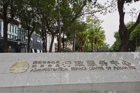 直击丨深圳市恢复办理出入境证件 多个政务服务大厅排起长队图片