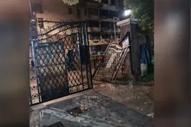 小区大门被风刮得少半扇，居民意见分歧，快过年了咋办？图片