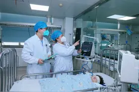 10岁女孩重症肺炎咯血窒息，“组合拳”救治全力抢回孩子性命图片