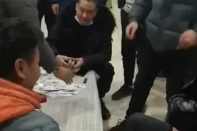 又到打够级甩牌胳膊疼的时候，中国够级看山东，藏牌藏在衣服里图片