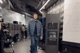 勇凯总决赛预演？库里赛前轻松入场 祭出经典摇头杀图片