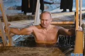 克宫：普京按照传统于主显节冰浴图片