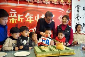 众弟子齐聚为恩师祝寿，徐根宝：我只是一个还在努力的教练图片