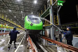 陕西西安：铁路“小哥”夜检动车组保春运返程图片